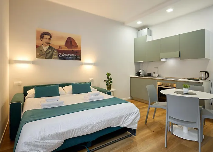 Leila's Forever - アパート