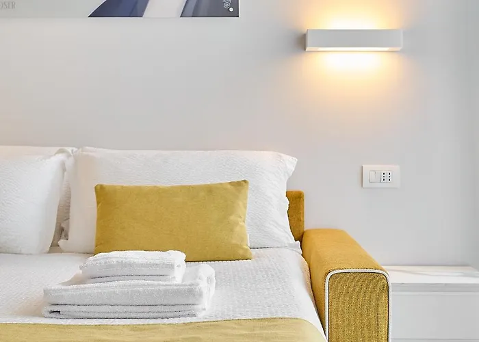 Leila's Forever - アパート