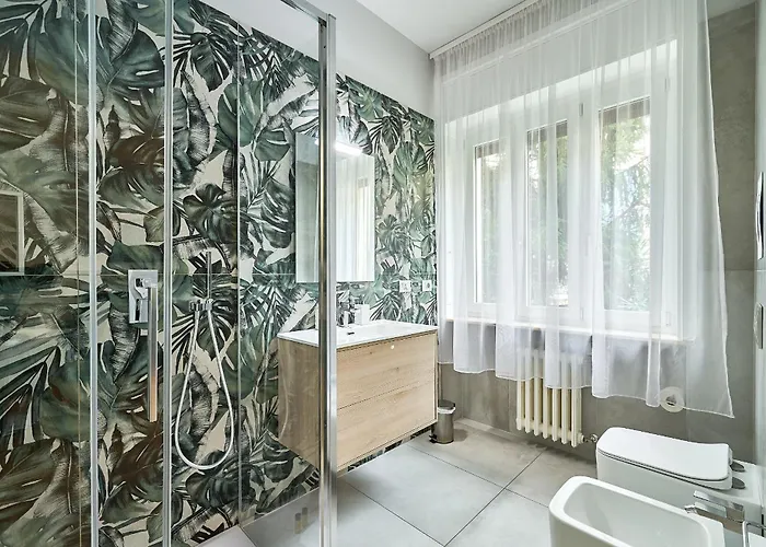 Leila's Forever - アパート